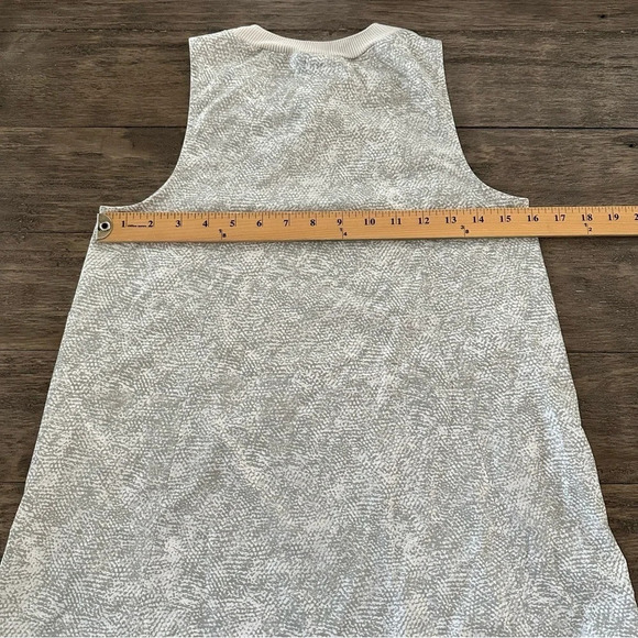 Athleta womens XXS Zephyr Print Tank Top Viper Reptile Stretch 531781 Gray Cream - Picture 6 of 7